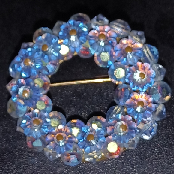 Beautiful vintage Aurora Borealis baby blue crystal wreath brooch - Picture 2 of 8